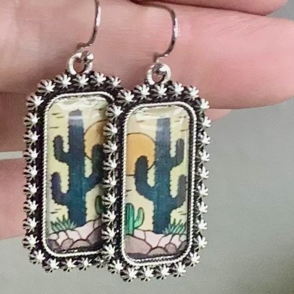 Southwestern Silver Plated Vintage Cactus Desert Art Picture Dangle Earrings New - Picture 2 of 3